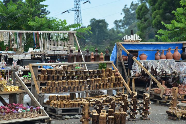Strassenverkaufsstände mit allerlei Krimskrams