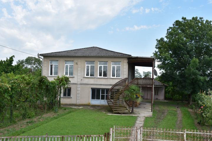 Typisches zweistöckiges Haus im Westen von Georgien bei Khobi
