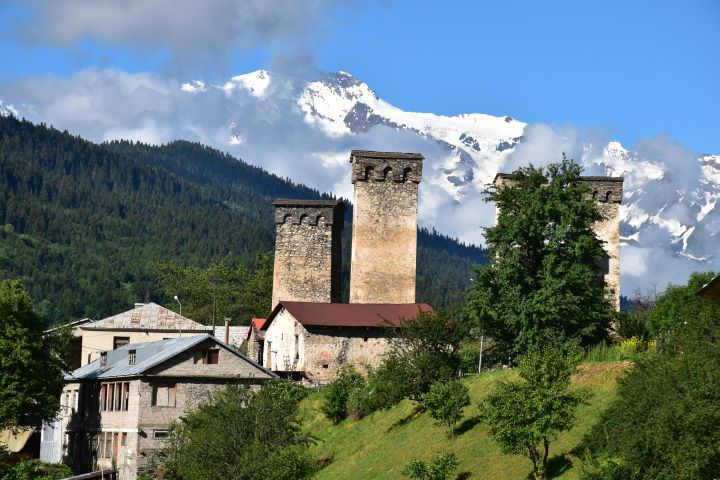 Koshki genannte Wehrtürme in Mestia in Svanetien