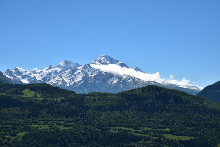 Der 4’858m hohe Tetnuldi, dahinter der mit 5’068m höchste Berg von Georgien, der Shkhara