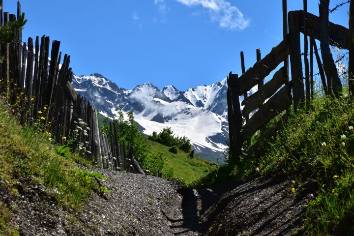 Auf einem Wanderweg oberhalb Mestia