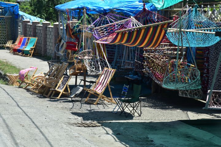 Hier gibt’s noch die guten alten Holzrahmen-Liegestühle zu kaufen