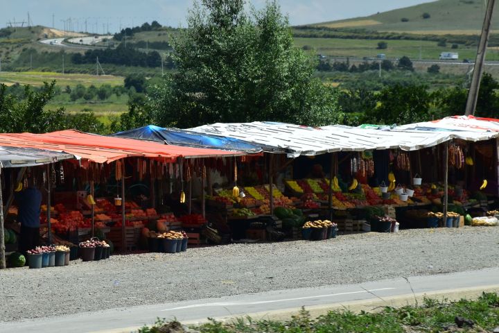 Früchte und Gemüse-Stände an der Strasse