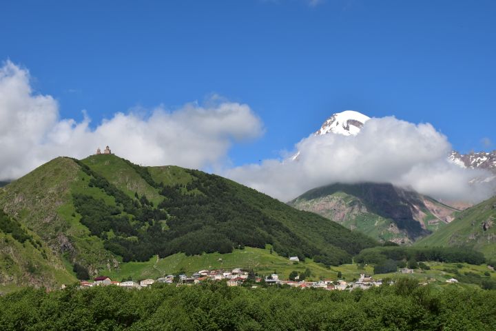 Tsminda Sameba Kirche mit Kazbegi