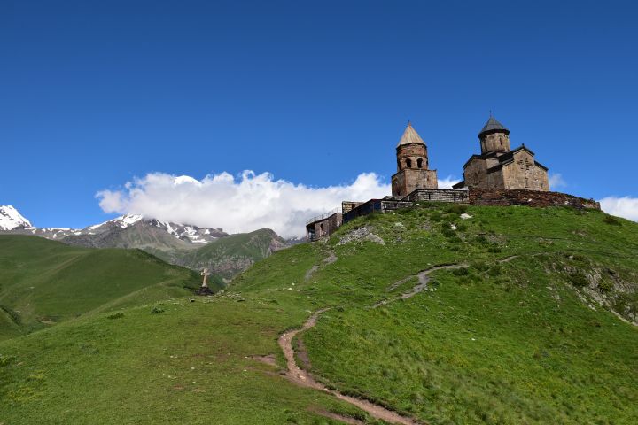 Tsminda Sameba Kloster und halb verdeckter Kazbegi Berg