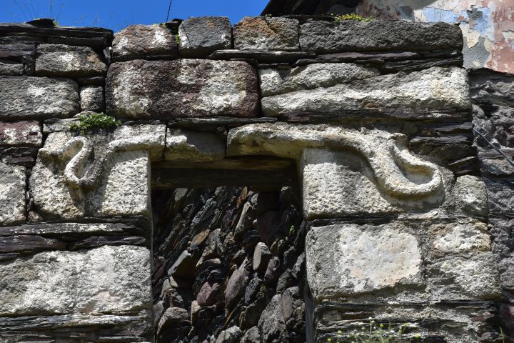 Altes Gemäuer in Stepantsminda