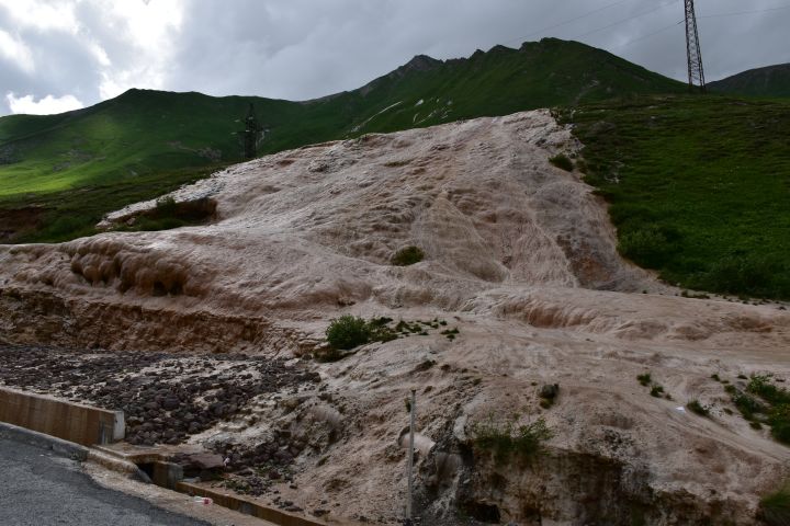 Auch in Georgien gibt es Sinterformationen