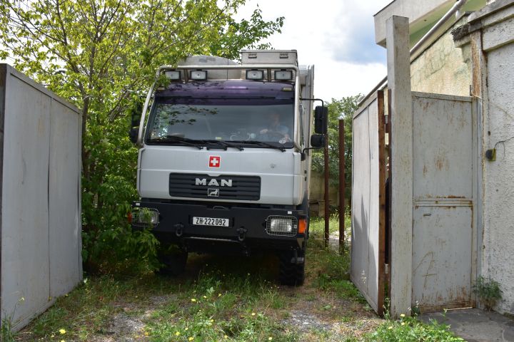 Obelix fährt durch engen Hotelausgang