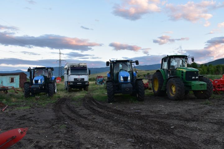 Obelix zwischen Traktoren