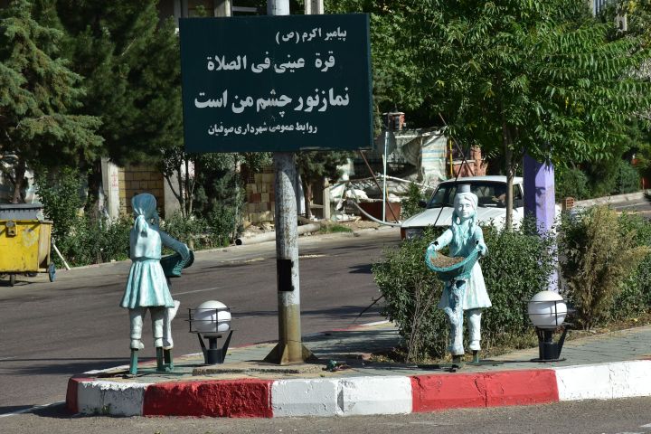 Erstaunliche Statuen in Marand: Unverhüllte Mädchenzöpfe und sichtbarer Hals