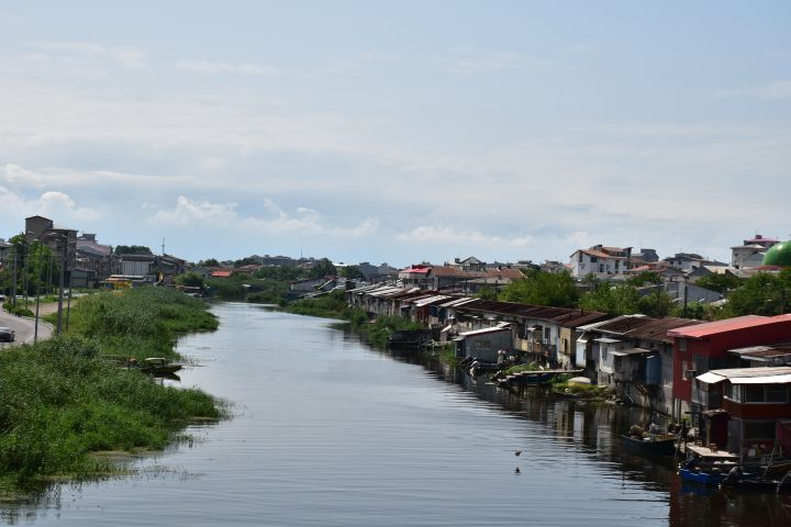 Häuser am Wasser in Bandar Anzali
