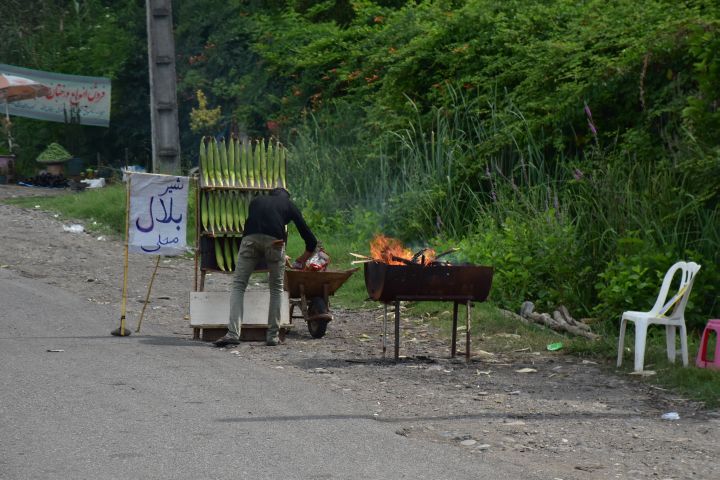 Hier gibt’s wohl gegrillte Maiskolben