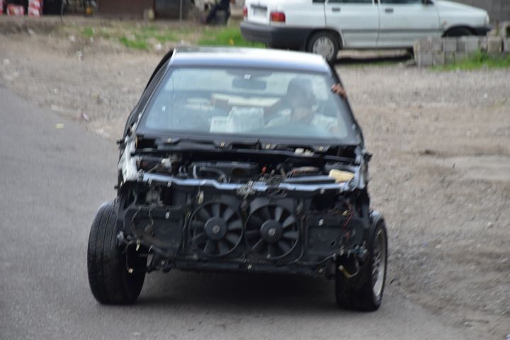 Auto mit fehlenden Frontteilen