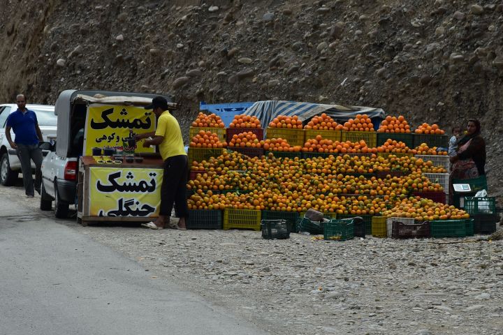 Orangenverkäufer in der Nähe von Mirzanabad am Kandovan Pass
