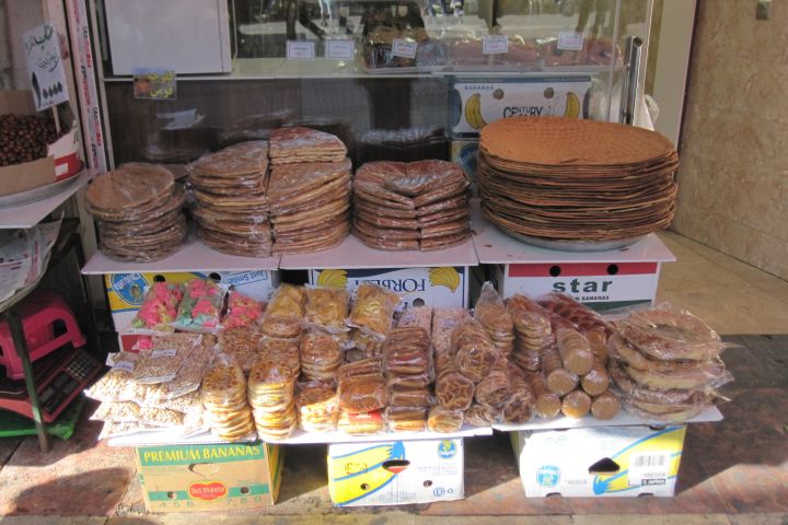 Vor einer Konditorei in Teheran