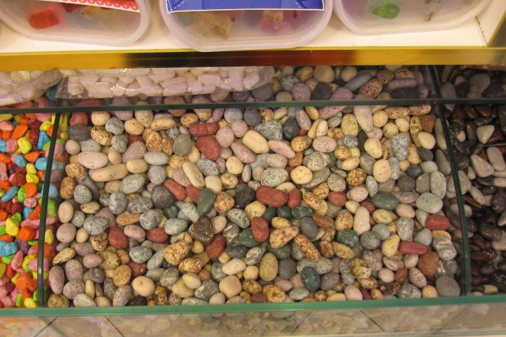 Feine Schokolade in Form von Steinen in einem Süssigkeitenladen