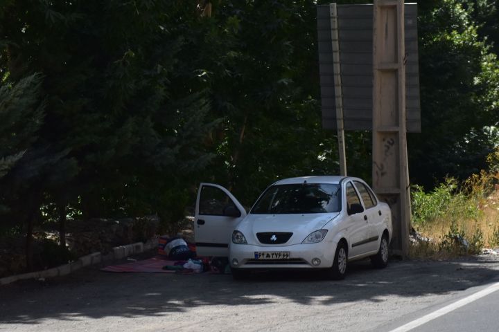 Picknick hinter dem Auto neben der Hauptstrasse