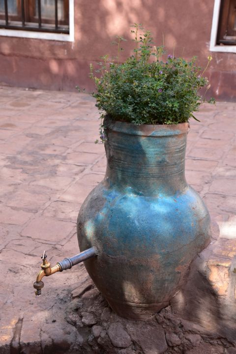Hübscher Brunnen im Bergdorf Abyaneh in der Nähe von Natanz