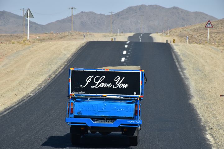 Auto mit falsch geschriebener Aufschrift “I lave you“