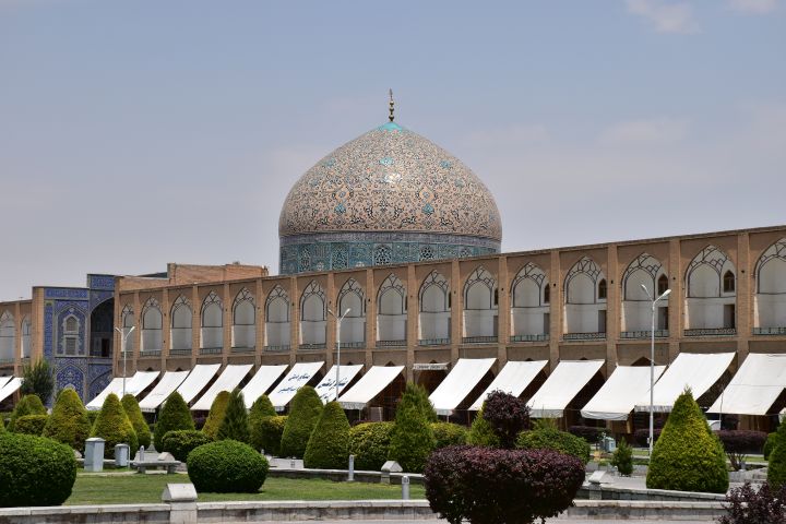 Arkaden am Maydan-e Shah mit der Kuppel der Scheich-Lotfollah Moschee