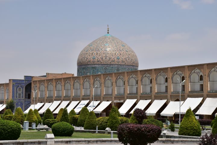 Arkaden am Maydan-e Shah mit der Kuppel der Scheich-Lotfollah Moschee