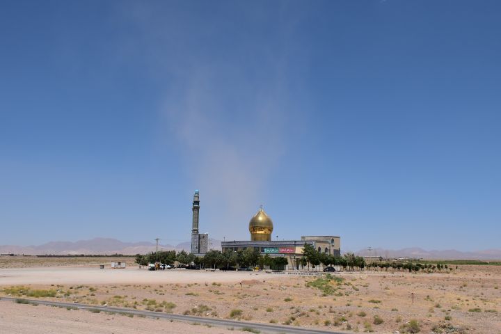 Windhose hinter einer Moschee in Vanadeh in der Nähe von Meymeh
