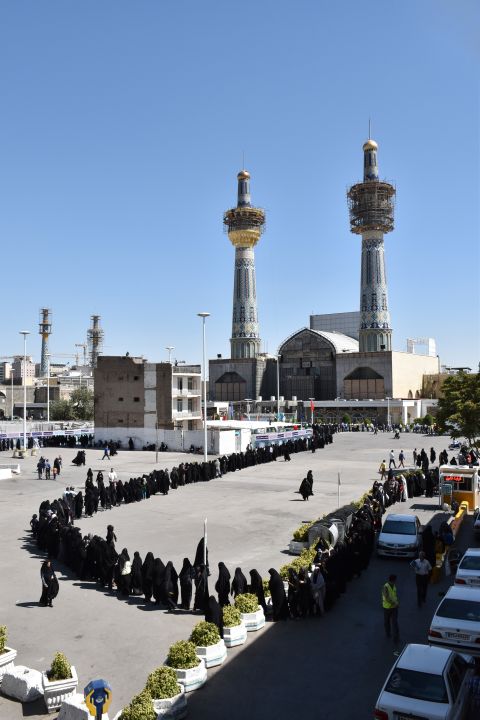 Schlangen von Pilgern vor dem Schrein