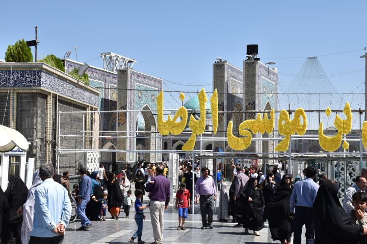 Pilger vor dem Schrein