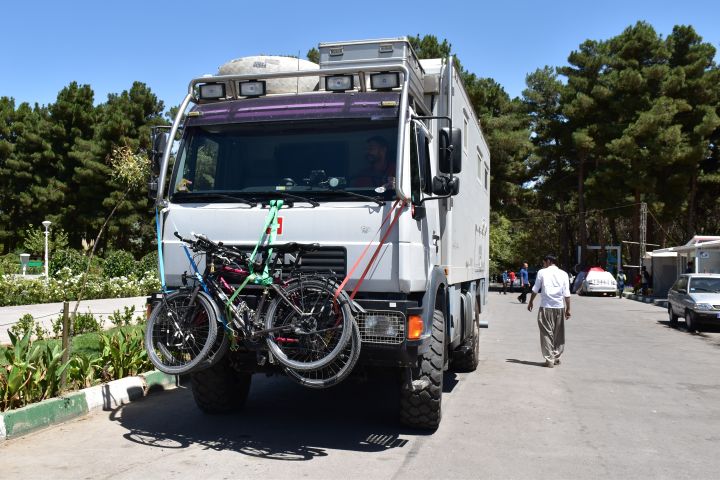 Obelix mit den beiden vorgehängten Fahrrädern