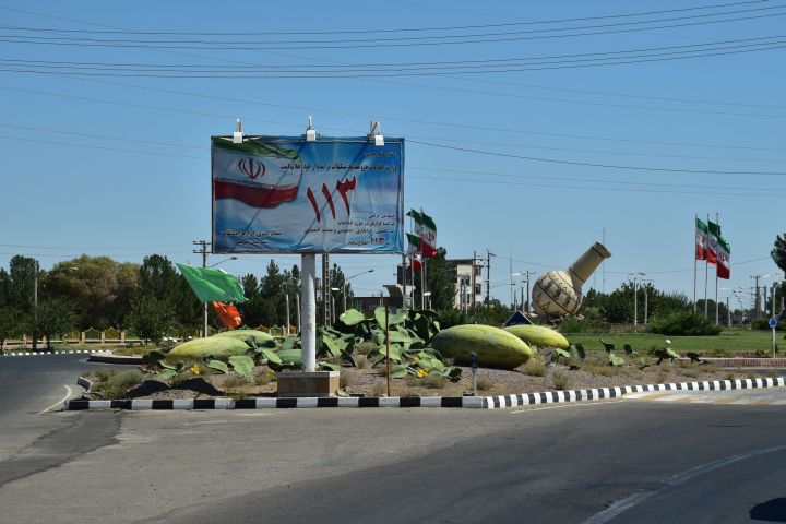 Überdimensionierte Melonen auf einer Verkehrsinsel am Abzweig zur Grenze