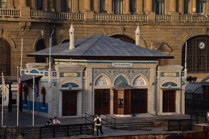 Schiffanlegestelle vor dem Haydarpasa-Bahnhof auf der asiatischen Seite von Istanbul