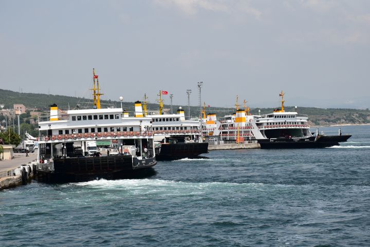 Viele Fähren am Fährbahnhof in Eskihisar am Marmarameer