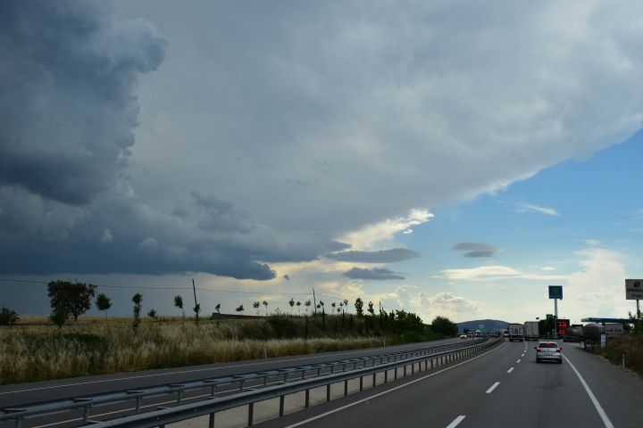 Leider drehen wir noch nach links Richtung Gewitterwolken