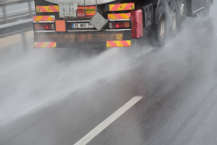 Gischt eines Lastwagens auf der Autobahn südwestlich von Bursa nach einem Gewitterschauer