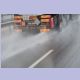 Gischt eines Lastwagens auf der Autobahn südwestlich von Bursa nach einem Gewitterschauer