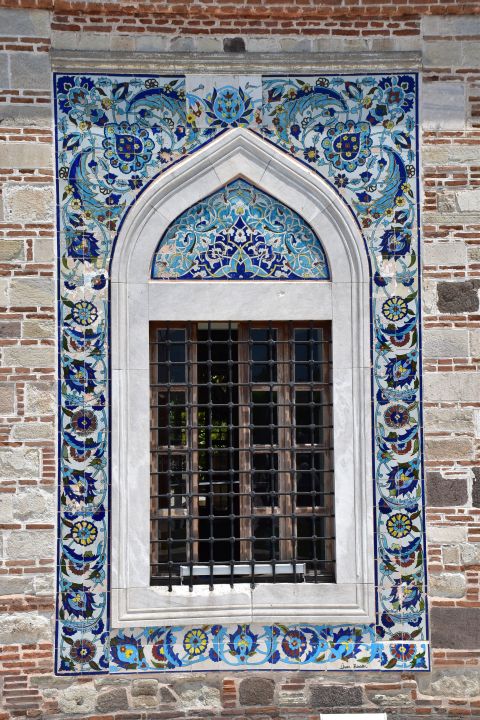 Fenster der kleinen Yali Moschee am Konak Platz in Izmir