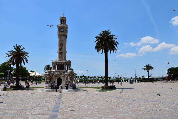 Uhrturm auf dem Konak Platz in Izmir