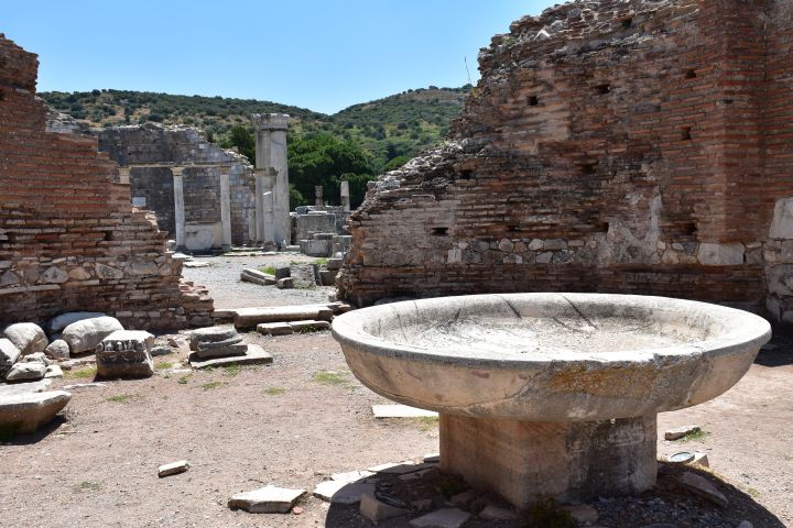 Taufbecken in einer Basilikaruine