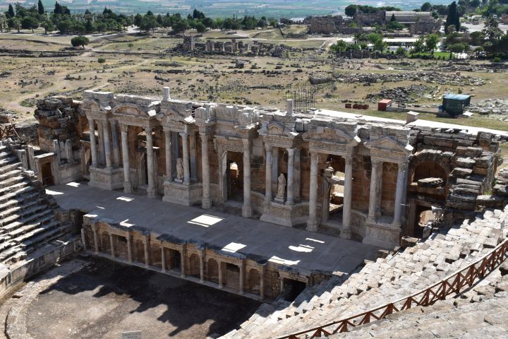 Das römische Theater von Hierapolis oberhalb von Pamukkale
