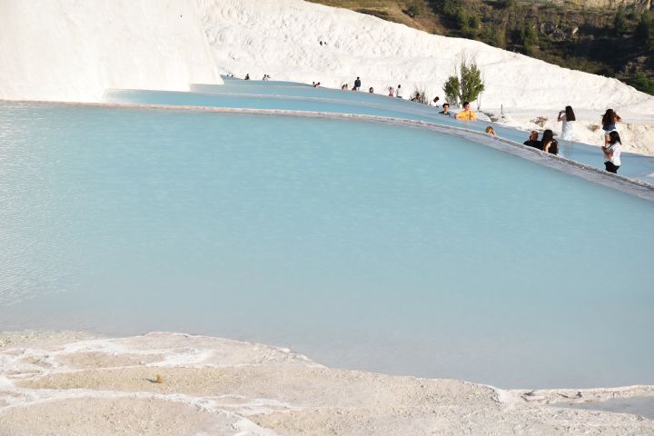 Für die Touristen schön hergerichtete, abgestufte Terrassen am Weg
