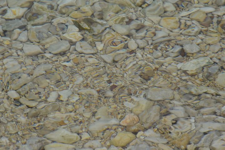 Steine im Wasser am Kiesstrand des Egirdir Sees