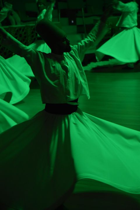 Wirbelnder Mevlevi-Derwisch in Konya