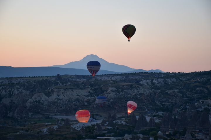 Ballons steigen im Morgengrauen auf