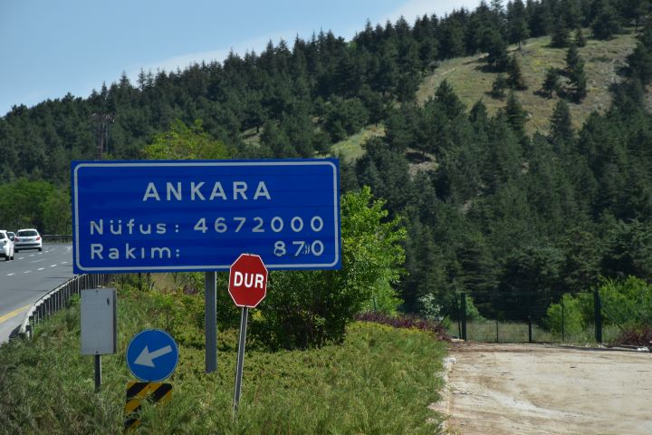 Ortstafel mit Einwohnerzahl und Hhenangabe auf Türkisch