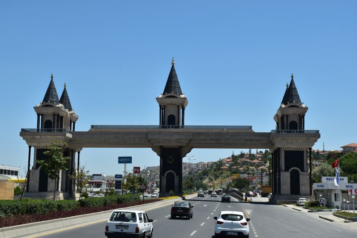 Stadttor über der Autobahn