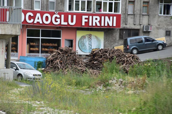 Feuerholz vor einer Bäckerei