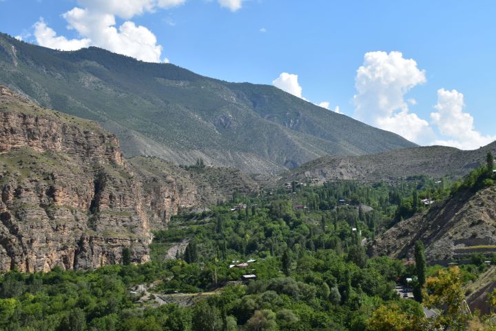 Das fruchtbare Dorf Yikiklar unterhalb des Tortum Stausees