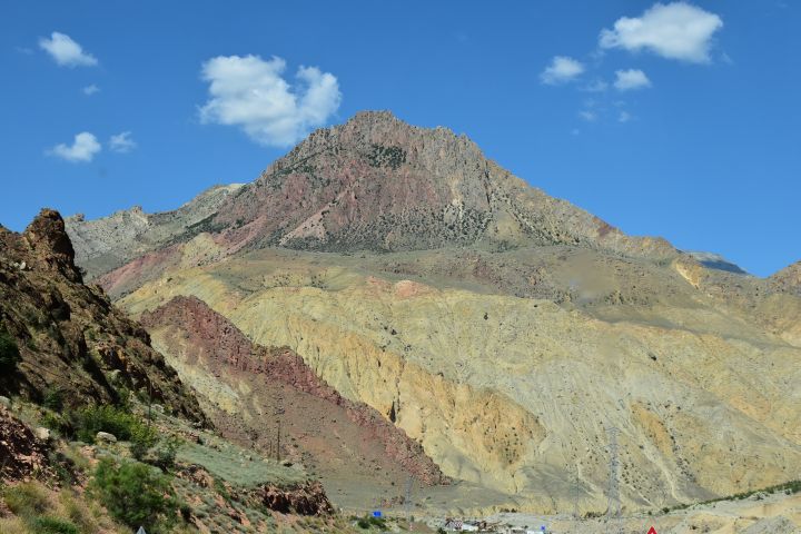 Farbiger Berg beim Zusammenfluss von Tortum und Oltu