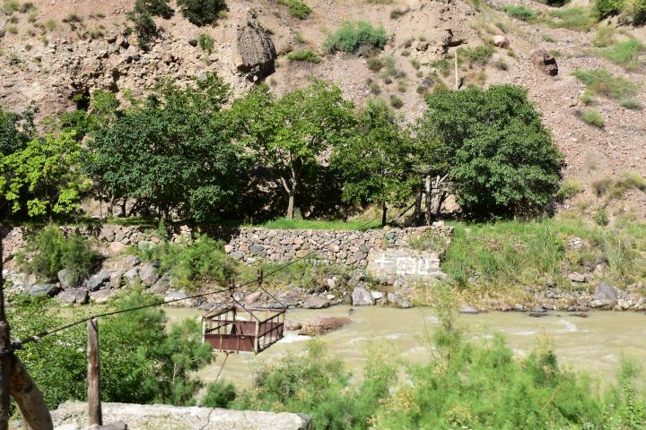 Wenn es über den Oltu keine Brücke gibt, so baut man sich eine Transportseilbahn 
