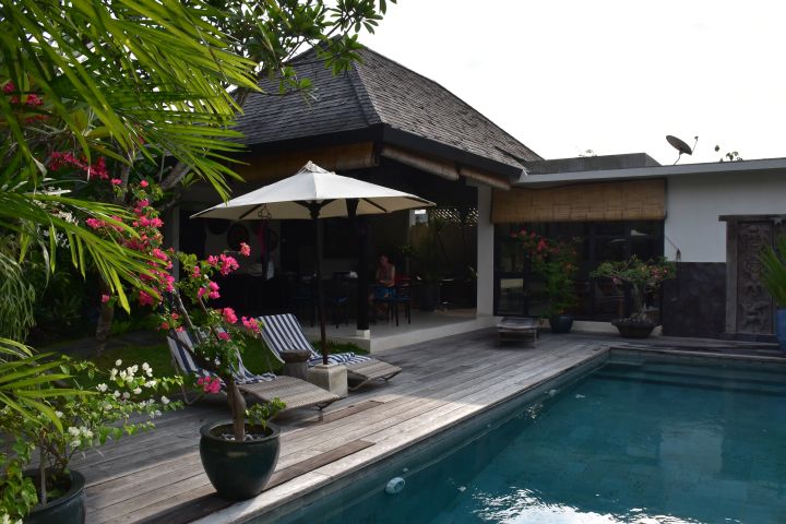 Der Pool, das Herzstück unserer Villa, mit dem offenen Küchen- und Wohnbereich im Hintergrund